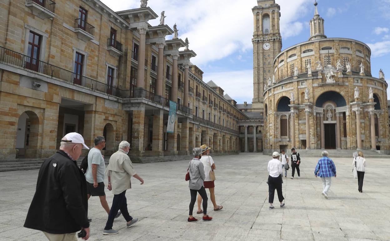 Turistas en la Laboral Ciudad de Cultura 