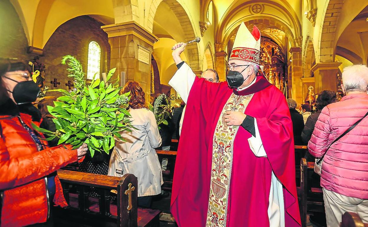 El arzobispo, durante la bendición de ramos en la iglesia parroquial de San Tirso El Real.