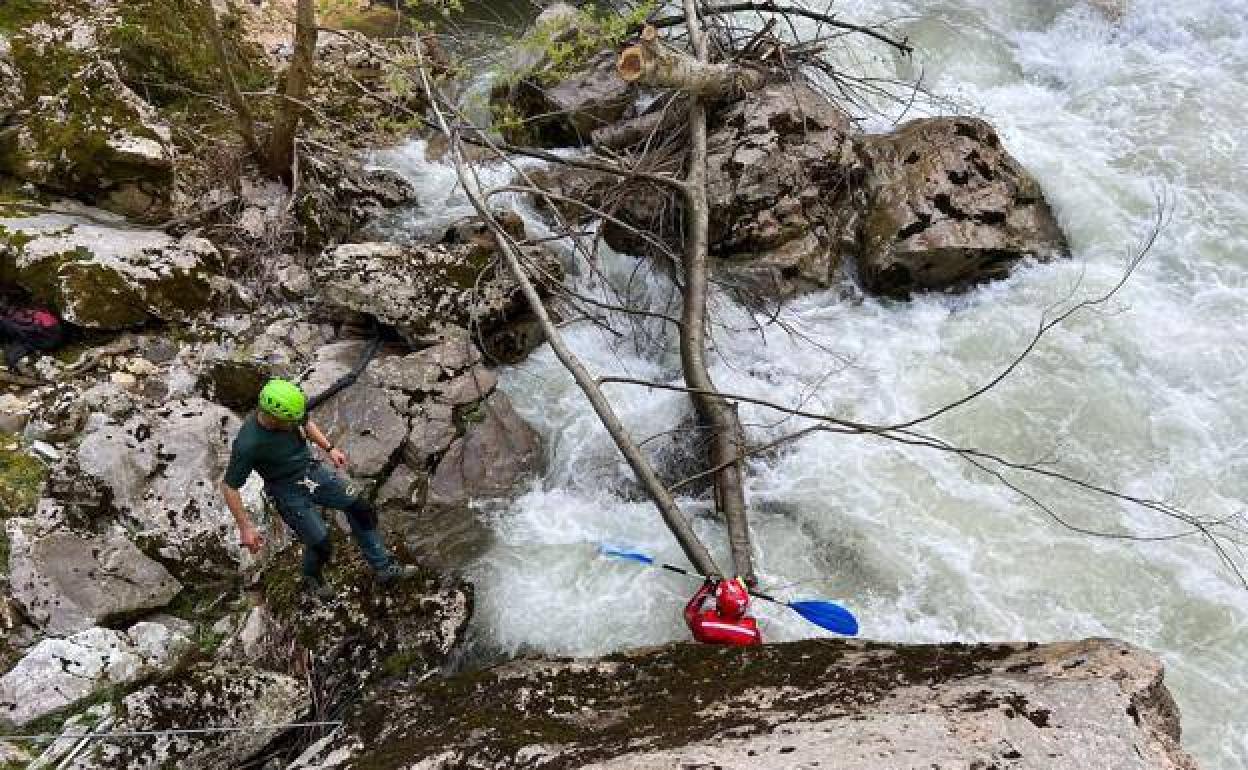 Localizan el cuerpo sin vida del piragüista desaparecido en el desfiladero de La Hermida