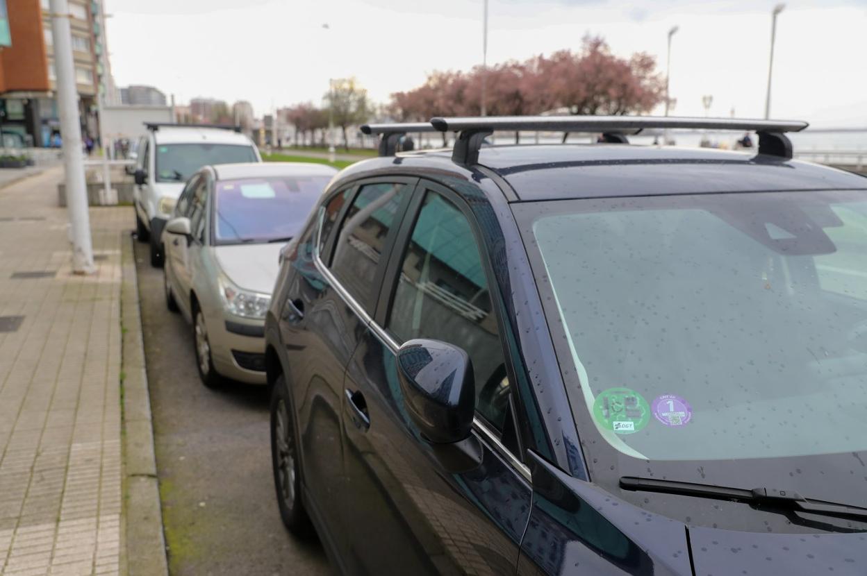 Un vehículo estacionado en Rufo Rendueles, con la etiqueta ambiental pegada en el parabrisas. 