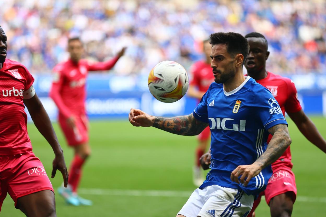 David Costas protege un balón ante la presión de un jugador del Leganés.
