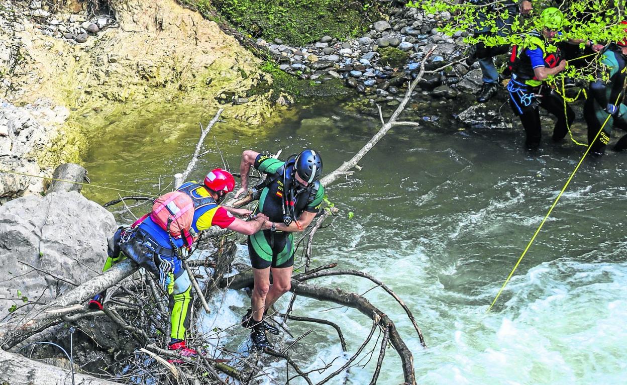 Ramas y troncos se acumulaban en la zona del río Deva donde se produjo el accidente, lo que dificultó la tarea del equipo de rescate. 