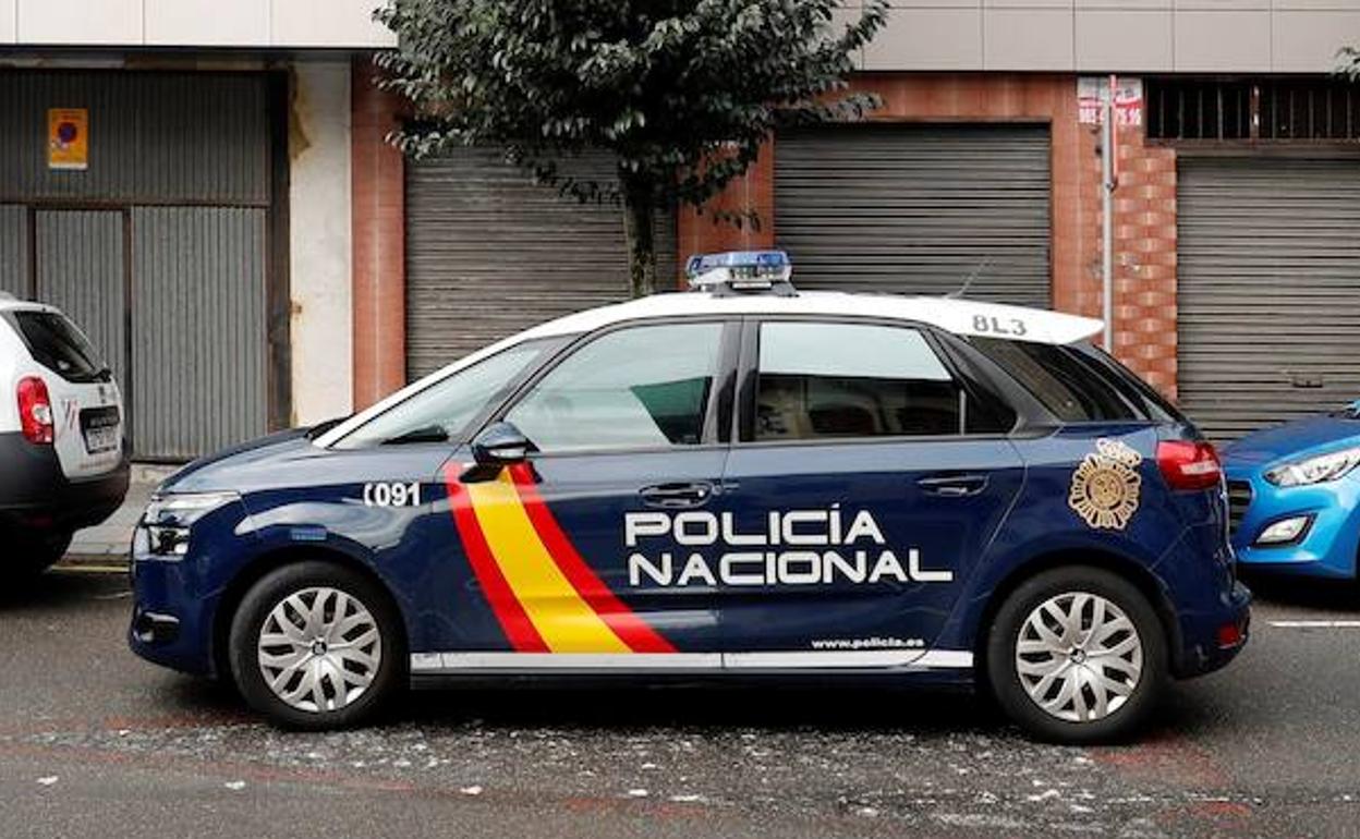 Un coche de la Policía Nacional en Mieres 