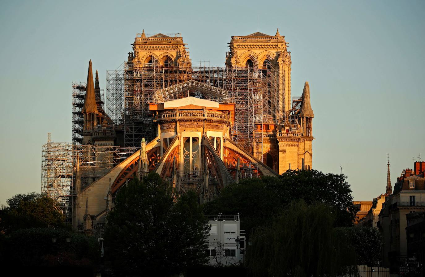 El 15 de abril de 2019 asistíamos atónitos al incendio de Notre Dame de París, la catedral más famosa del mundo. Sin duda una de las catástrofes artísticas más graves de la historia. Tres años después, las obras avanzan a buen ritmo y se espera que el templo reabra el 15 de abril de 2024. La fase inicial acabará este mismo verano.