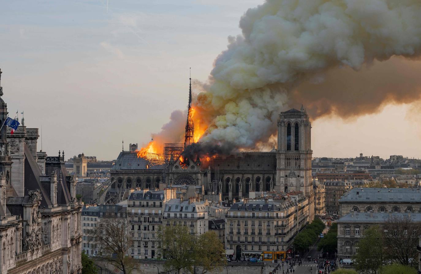 El 15 de abril de 2019 asistíamos atónitos al incendio de Notre Dame de París, la catedral más famosa del mundo. Sin duda una de las catástrofes artísticas más graves de la historia. Tres años después, las obras avanzan a buen ritmo y se espera que el templo reabra el 15 de abril de 2024. La fase inicial acabará este mismo verano.