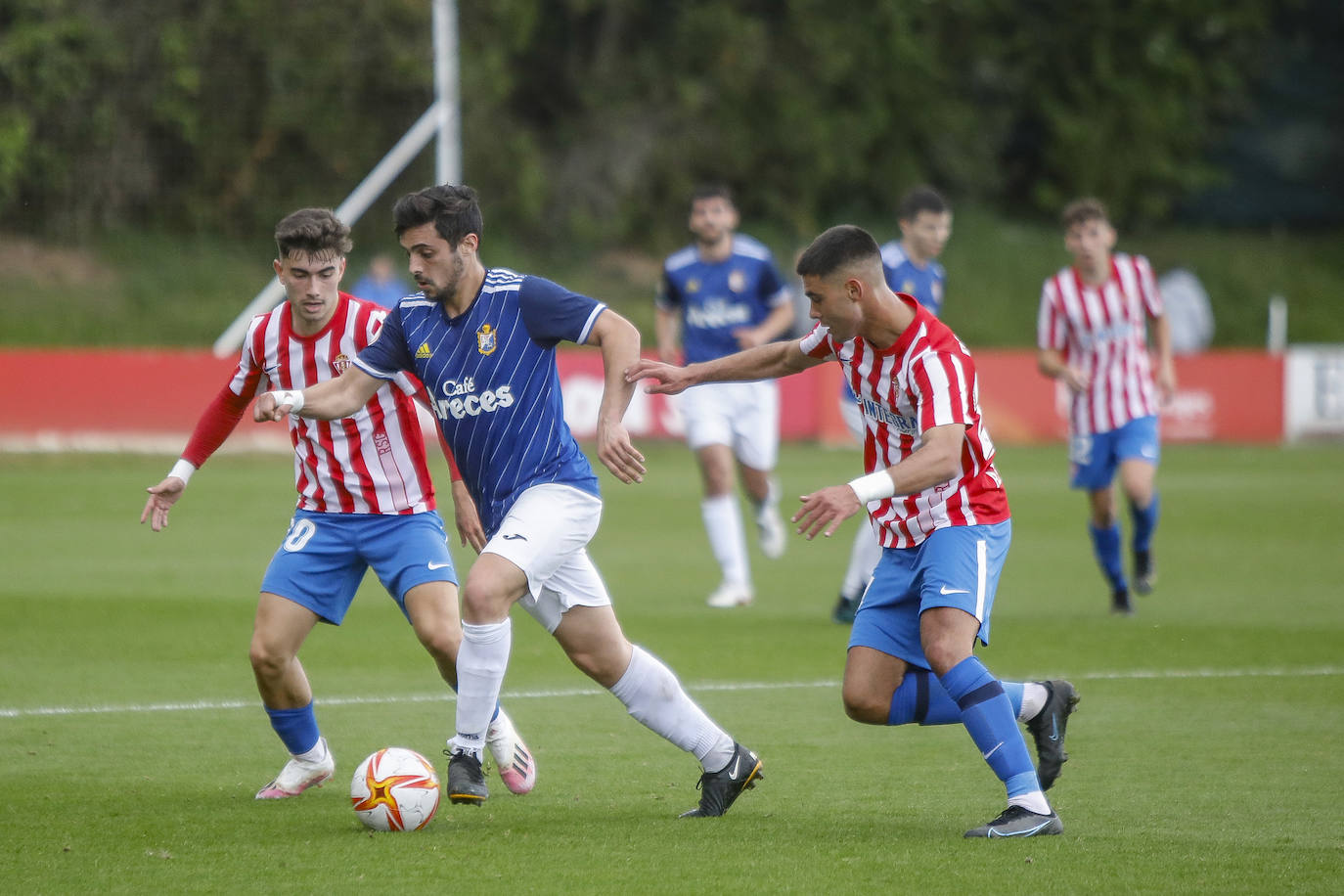 Fotos: Las mejores imágenes del partido entre el Sporting B y el Mosconia