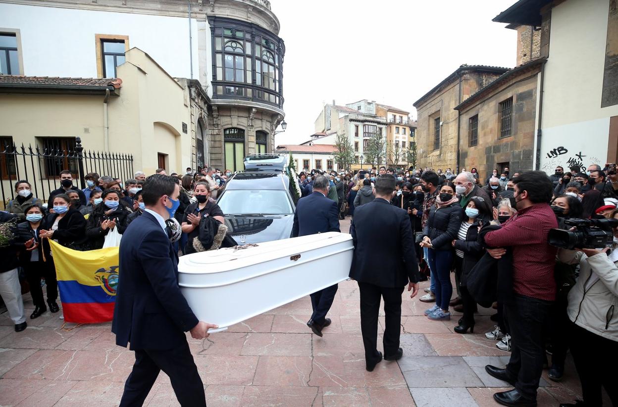 El féretro de la pequeña Erika llegando a la residencia de María Inmaculada, donde fue despedida. 