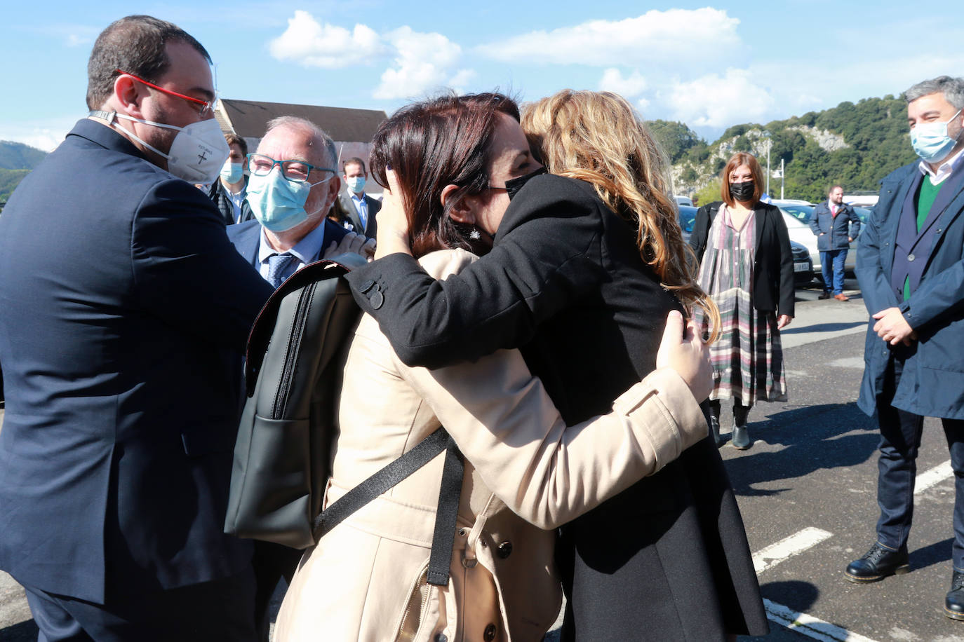 Adriana Lastra y Raquel Sánchez, fundidas en un abrazo en Ribadesella.