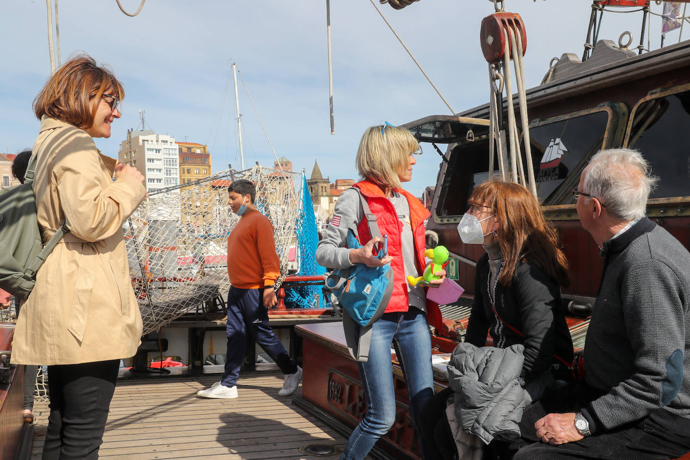 El velero 'Atyla' causó sensación entre aquellas decenas de personas que se acercaron, curiosos, a descubrir los encantos de esta histórica embarcación. Después de tres años, 'Atyla' regresa al Puerto Deportivo de Gijón. «Con fuerza y muchas más ganas», Rodrigo de la Serna, patrón de la famosa goleta, asegura que «estamos preparados para descubrir un mundo nuevo a quienes quieran convertirse en navegantes»