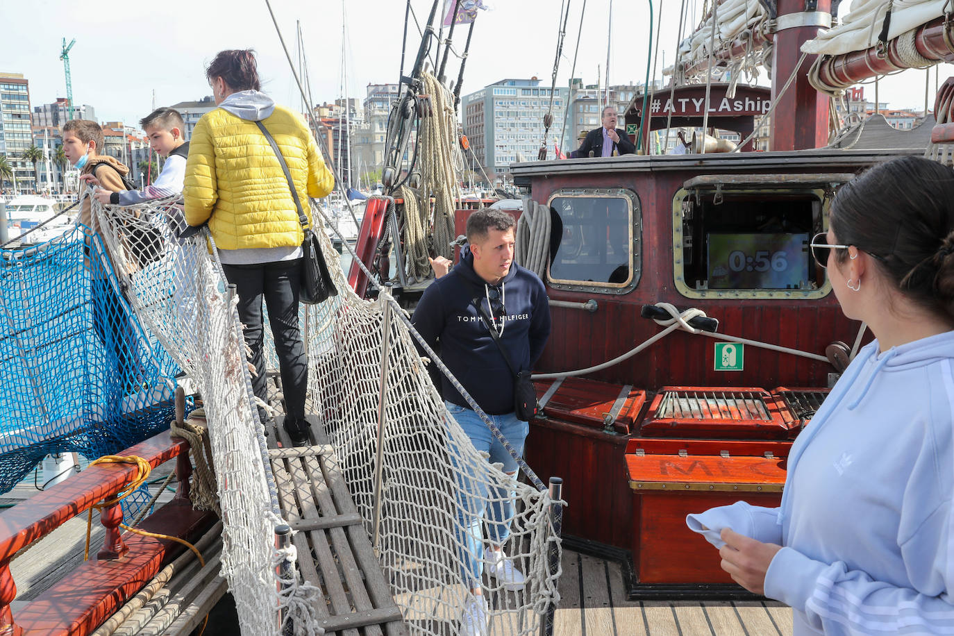 El velero 'Atyla' causó sensación entre aquellas decenas de personas que se acercaron, curiosos, a descubrir los encantos de esta histórica embarcación. Después de tres años, 'Atyla' regresa al Puerto Deportivo de Gijón. «Con fuerza y muchas más ganas», Rodrigo de la Serna, patrón de la famosa goleta, asegura que «estamos preparados para descubrir un mundo nuevo a quienes quieran convertirse en navegantes»