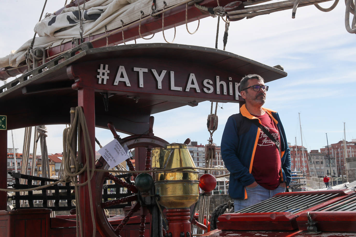 El velero 'Atyla' causó sensación entre aquellas decenas de personas que se acercaron, curiosos, a descubrir los encantos de esta histórica embarcación. Después de tres años, 'Atyla' regresa al Puerto Deportivo de Gijón. «Con fuerza y muchas más ganas», Rodrigo de la Serna, patrón de la famosa goleta, asegura que «estamos preparados para descubrir un mundo nuevo a quienes quieran convertirse en navegantes»