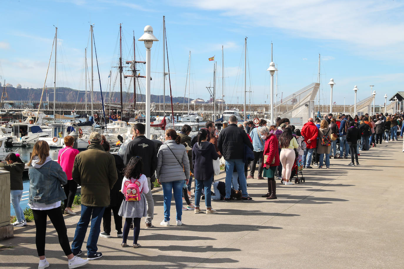 El velero 'Atyla' causó sensación entre aquellas decenas de personas que se acercaron, curiosos, a descubrir los encantos de esta histórica embarcación. Después de tres años, 'Atyla' regresa al Puerto Deportivo de Gijón. «Con fuerza y muchas más ganas», Rodrigo de la Serna, patrón de la famosa goleta, asegura que «estamos preparados para descubrir un mundo nuevo a quienes quieran convertirse en navegantes»