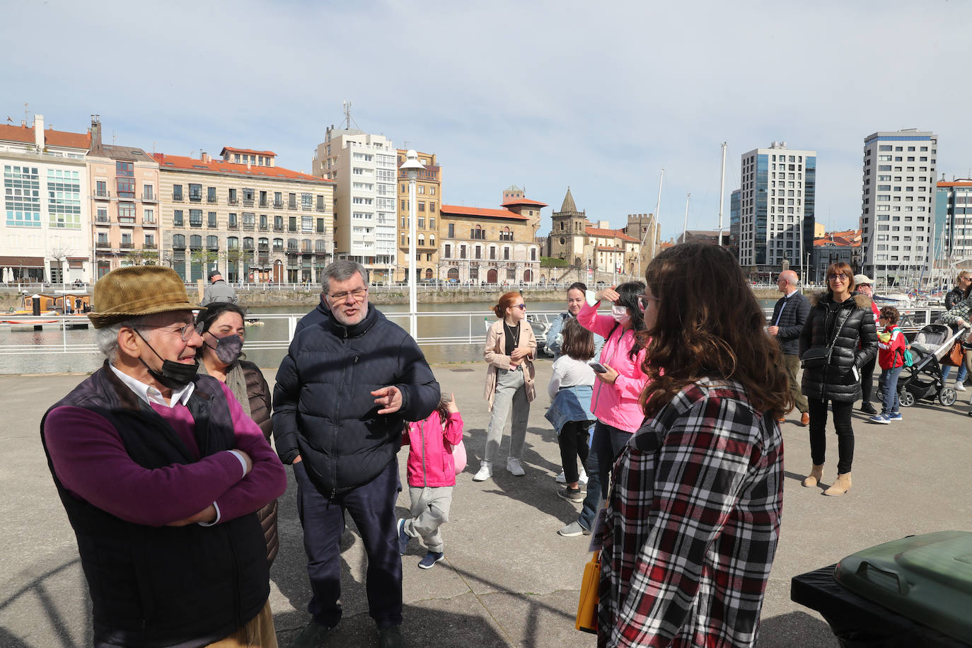 El velero 'Atyla' causó sensación entre aquellas decenas de personas que se acercaron, curiosos, a descubrir los encantos de esta histórica embarcación. Después de tres años, 'Atyla' regresa al Puerto Deportivo de Gijón. «Con fuerza y muchas más ganas», Rodrigo de la Serna, patrón de la famosa goleta, asegura que «estamos preparados para descubrir un mundo nuevo a quienes quieran convertirse en navegantes»