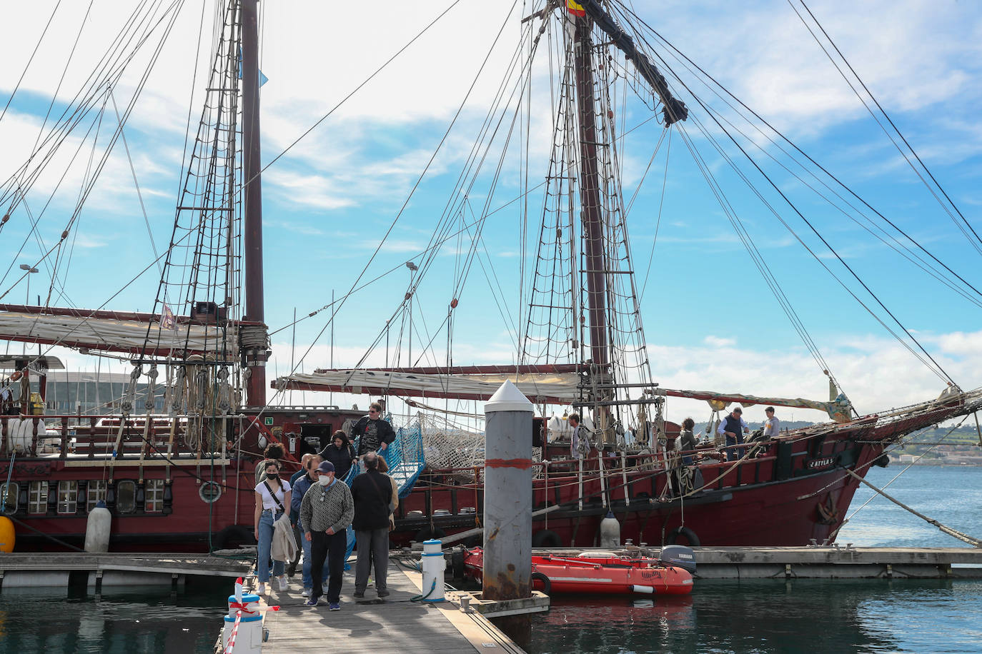 El velero 'Atyla' causó sensación entre aquellas decenas de personas que se acercaron, curiosos, a descubrir los encantos de esta histórica embarcación. Después de tres años, 'Atyla' regresa al Puerto Deportivo de Gijón. «Con fuerza y muchas más ganas», Rodrigo de la Serna, patrón de la famosa goleta, asegura que «estamos preparados para descubrir un mundo nuevo a quienes quieran convertirse en navegantes»