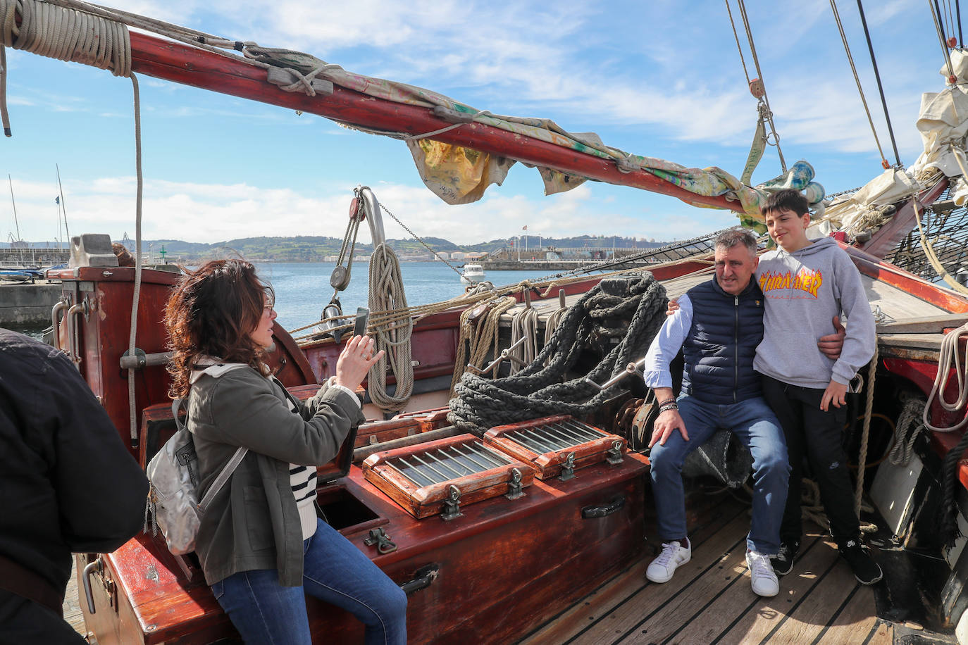 El velero 'Atyla' causó sensación entre aquellas decenas de personas que se acercaron, curiosos, a descubrir los encantos de esta histórica embarcación. Después de tres años, 'Atyla' regresa al Puerto Deportivo de Gijón. «Con fuerza y muchas más ganas», Rodrigo de la Serna, patrón de la famosa goleta, asegura que «estamos preparados para descubrir un mundo nuevo a quienes quieran convertirse en navegantes»