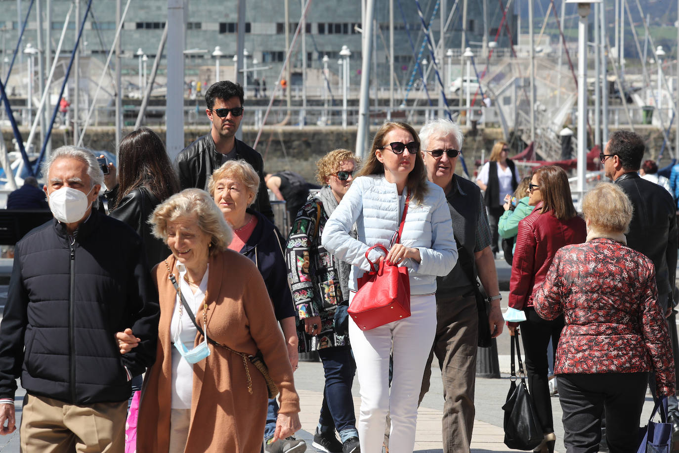 El buen tiempo, sumado a la festividad del Jueves Santo, ha dejado en Gijón una imagen repleta de turistas que aprovecharon las agradables temperaturas para visitar la ciudad.