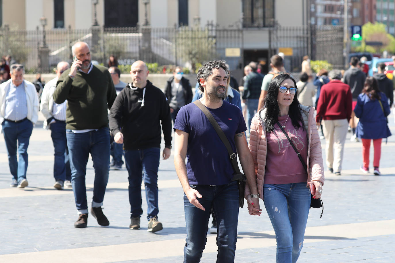 El buen tiempo, sumado a la festividad del Jueves Santo, ha dejado en Gijón una imagen repleta de turistas que aprovecharon las agradables temperaturas para visitar la ciudad.