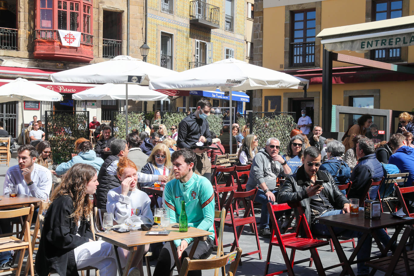 El buen tiempo, sumado a la festividad del Jueves Santo, ha dejado en Gijón una imagen repleta de turistas que aprovecharon las agradables temperaturas para visitar la ciudad.