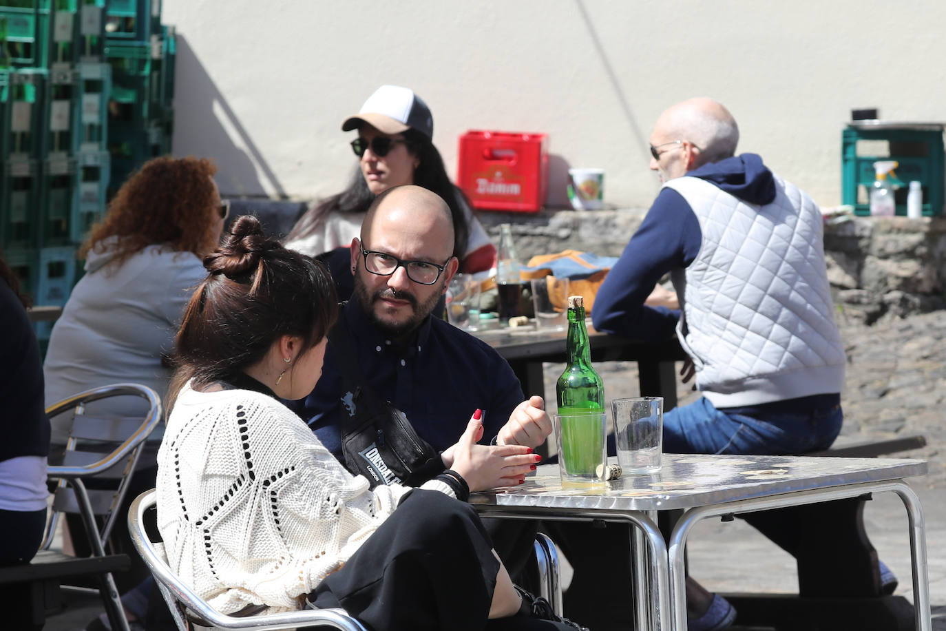 El buen tiempo, sumado a la festividad del Jueves Santo, ha dejado en Gijón una imagen repleta de turistas que aprovecharon las agradables temperaturas para visitar la ciudad.