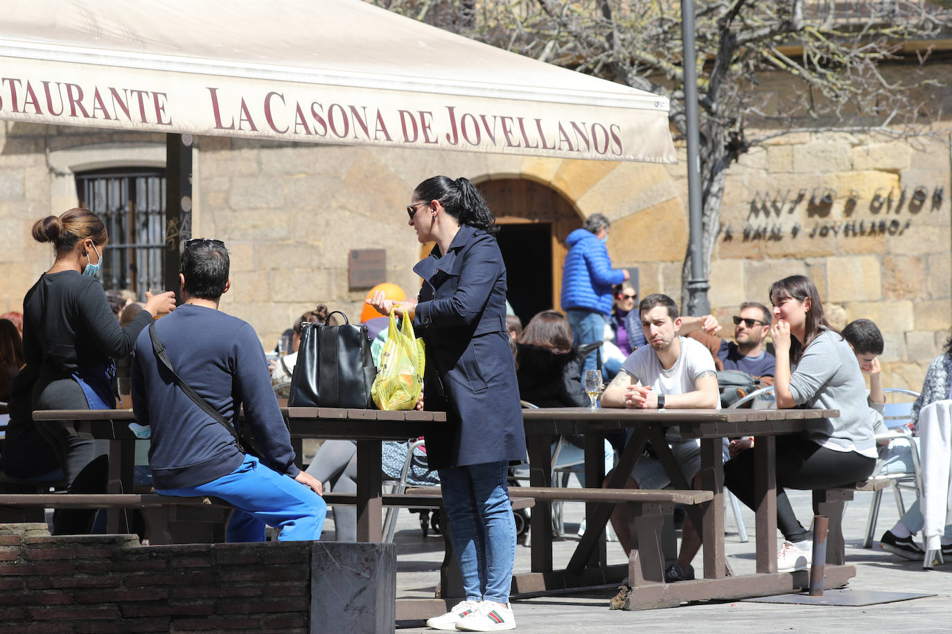 El buen tiempo, sumado a la festividad del Jueves Santo, ha dejado en Gijón una imagen repleta de turistas que aprovecharon las agradables temperaturas para visitar la ciudad.