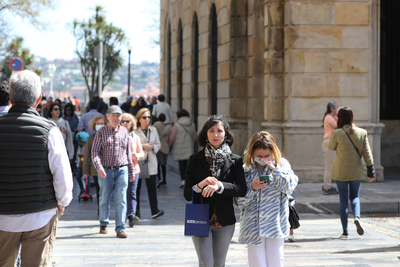 El buen tiempo, sumado a la festividad del Jueves Santo, ha dejado en Gijón una imagen repleta de turistas que aprovecharon las agradables temperaturas para visitar la ciudad.