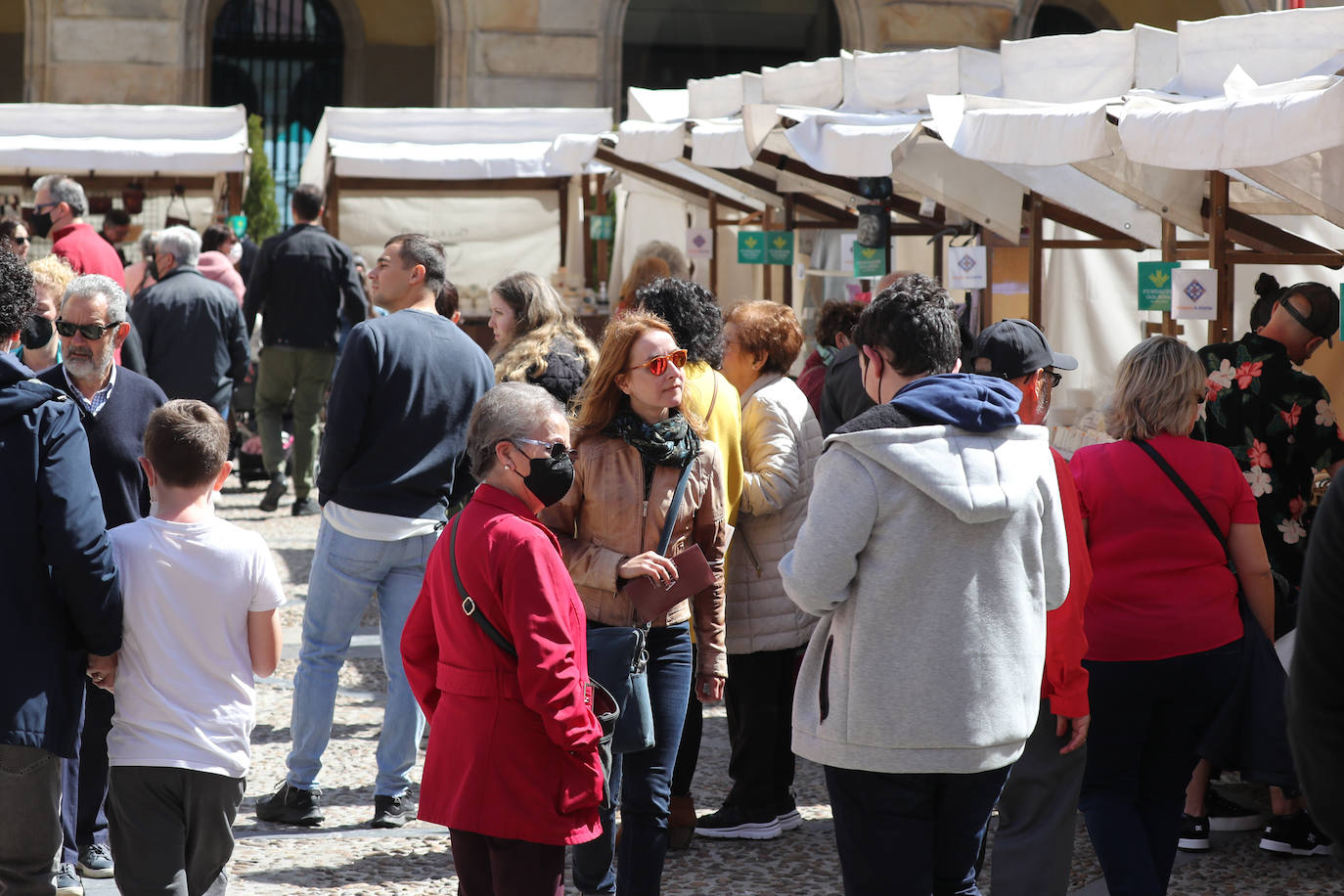 El buen tiempo, sumado a la festividad del Jueves Santo, ha dejado en Gijón una imagen repleta de turistas que aprovecharon las agradables temperaturas para visitar la ciudad.