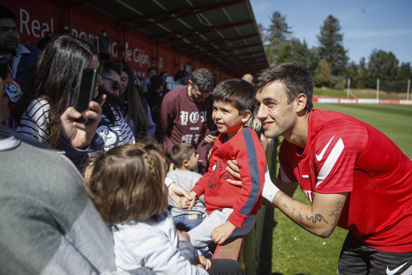 Fotos: Más de 400 aficionados arropan al Sporting en el entrenamiento a dos días del derbi