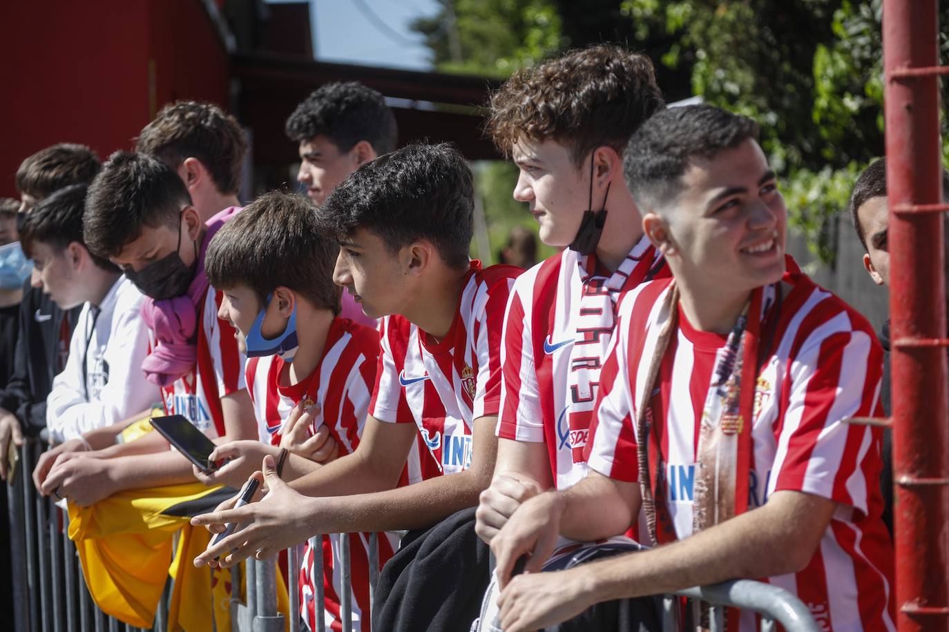 Fotos: Más de 400 aficionados arropan al Sporting en el entrenamiento a dos días del derbi