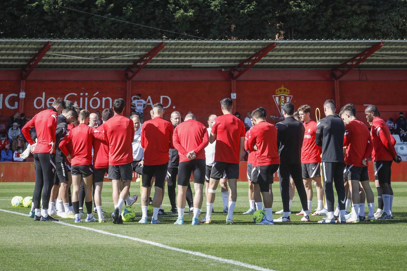 Fotos: Más de 400 aficionados arropan al Sporting en el entrenamiento a dos días del derbi