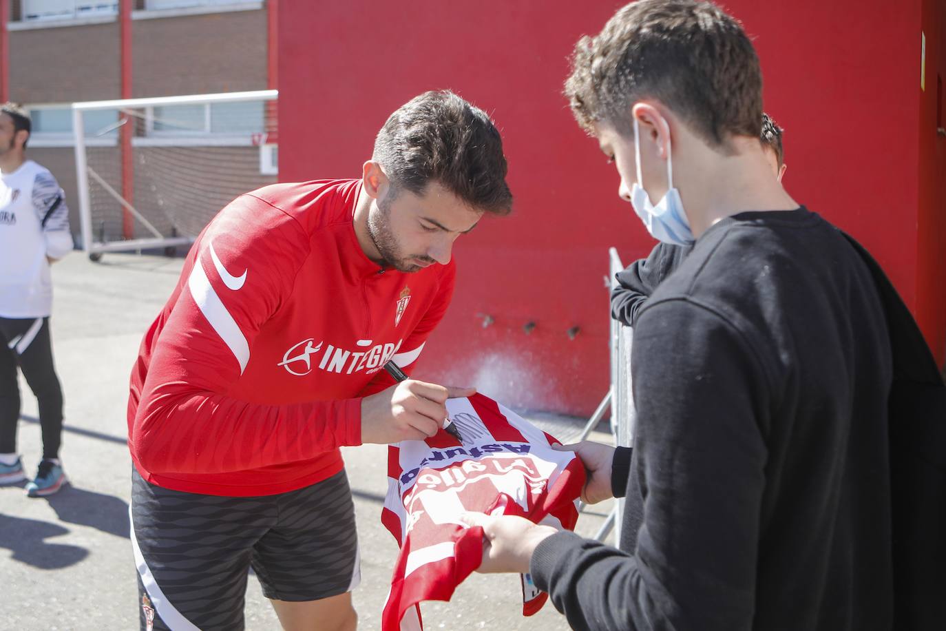 Fotos: Más de 400 aficionados arropan al Sporting en el entrenamiento a dos días del derbi