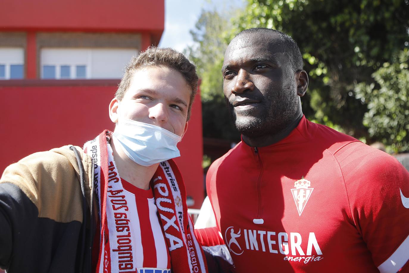 Fotos: Más de 400 aficionados arropan al Sporting en el entrenamiento a dos días del derbi