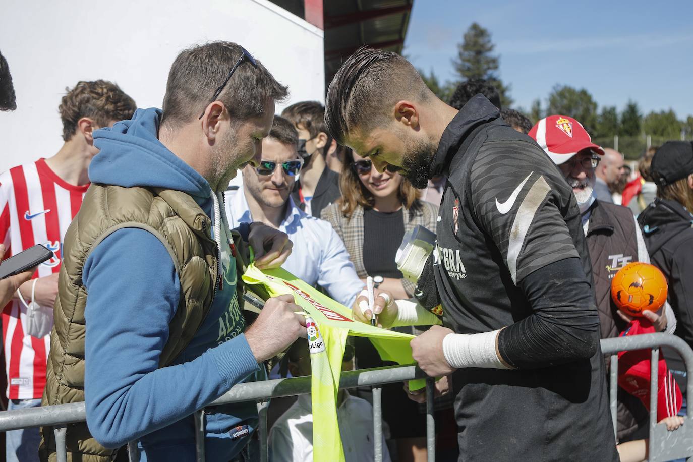 Fotos: Más de 400 aficionados arropan al Sporting en el entrenamiento a dos días del derbi