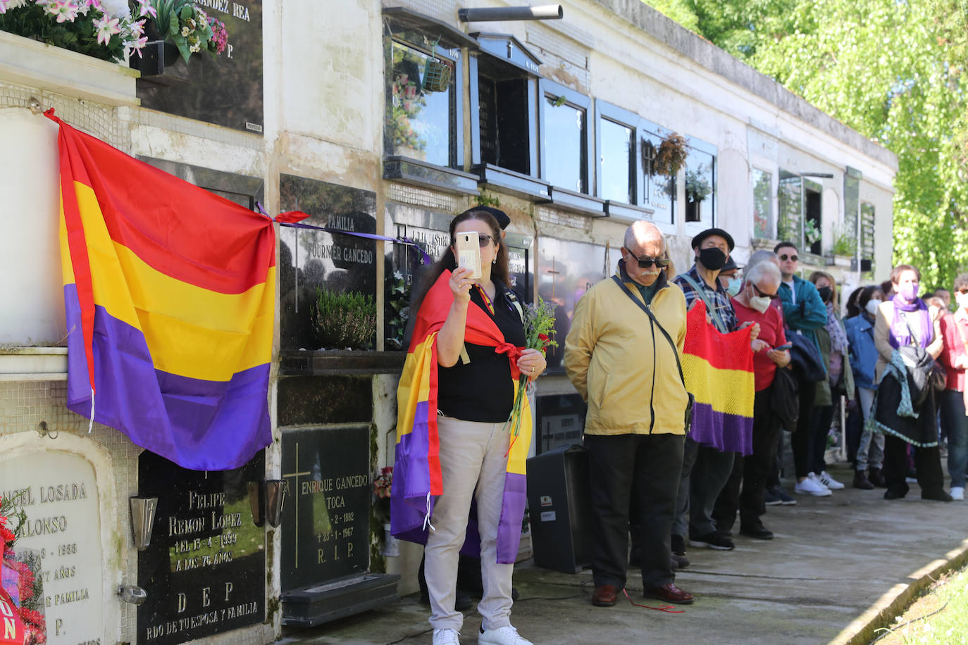 Decenas de personas participaron este jueves en el acto unitario que cada año convocan el Ateneo Obrero de Gijón y la Sociedad Cultural Gijonesa como homenaje a los represaliados republicanos como como Eduardo Varela -primer secretario de los socialistas gijoneses- y Teresa Olay.