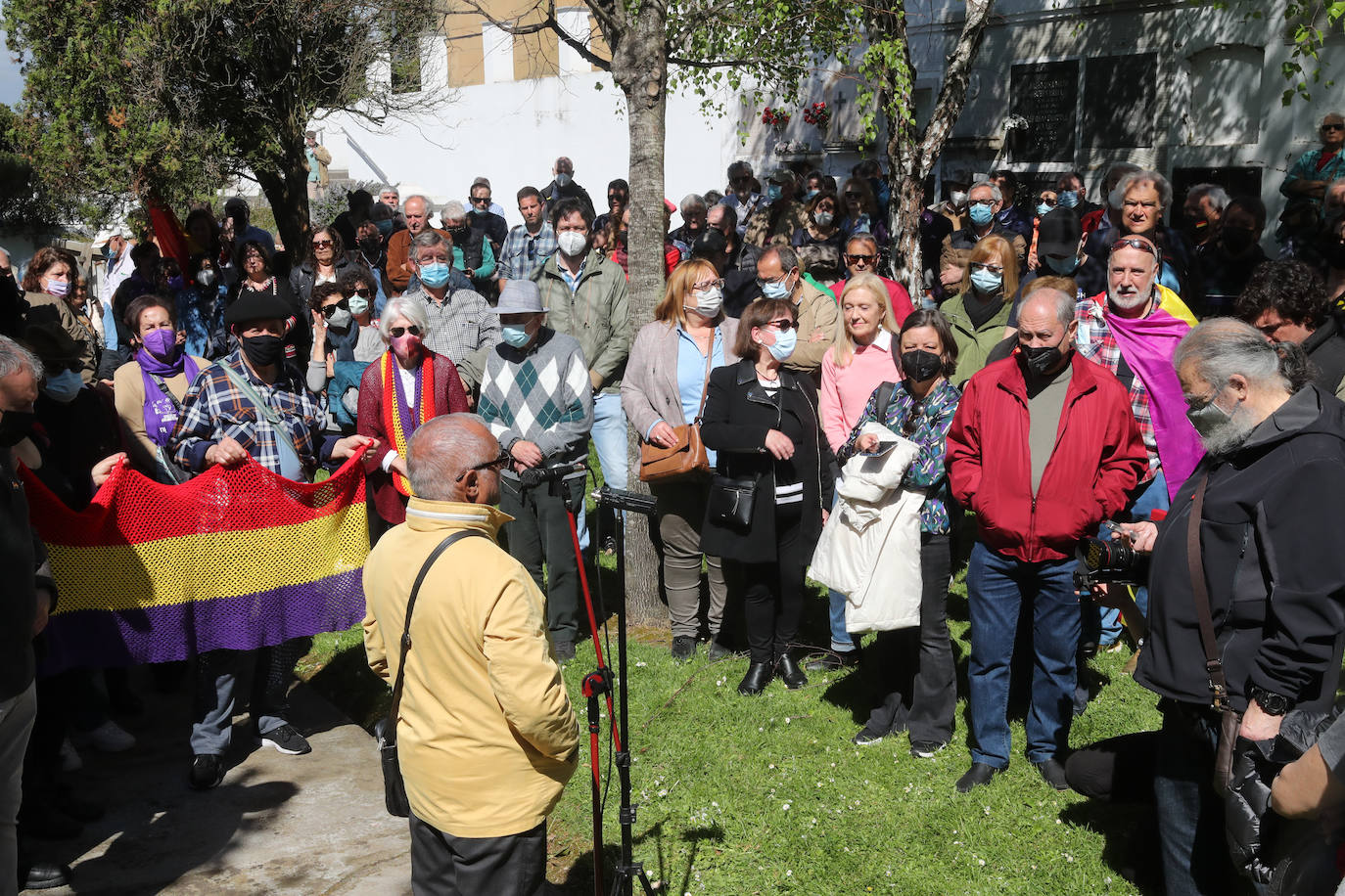 Decenas de personas participaron este jueves en el acto unitario que cada año convocan el Ateneo Obrero de Gijón y la Sociedad Cultural Gijonesa como homenaje a los represaliados republicanos como como Eduardo Varela -primer secretario de los socialistas gijoneses- y Teresa Olay.