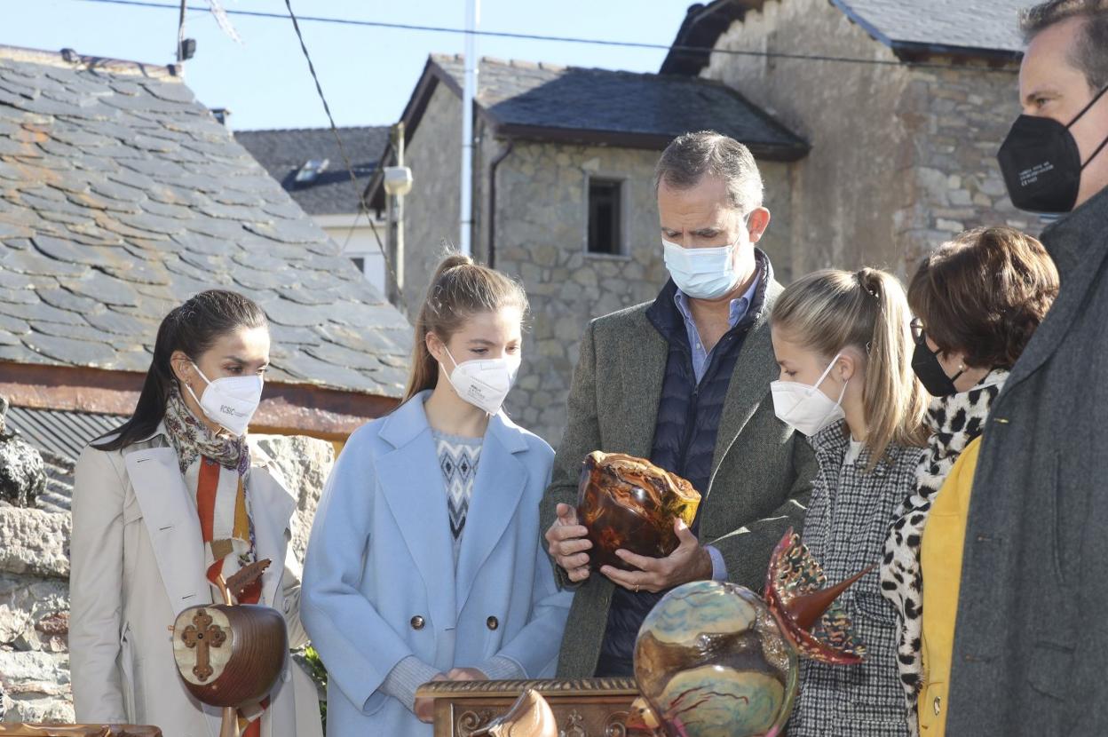 Doña Letizia, la infanta Sofía, Felipe VI y la Princesa de Asturias, en Santa María del Puerto. 