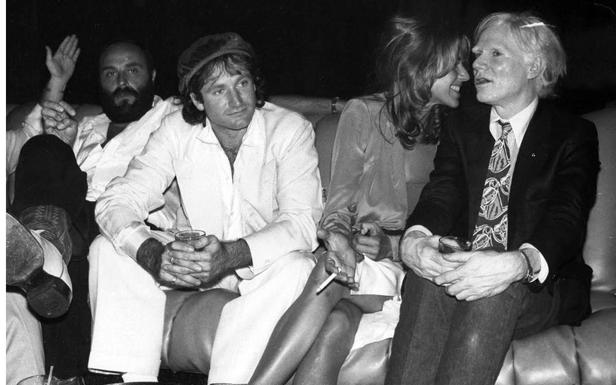 Andy Warhol con Robin Williams y Valerie Velardi en la discoteca Studio 54 en 1979.