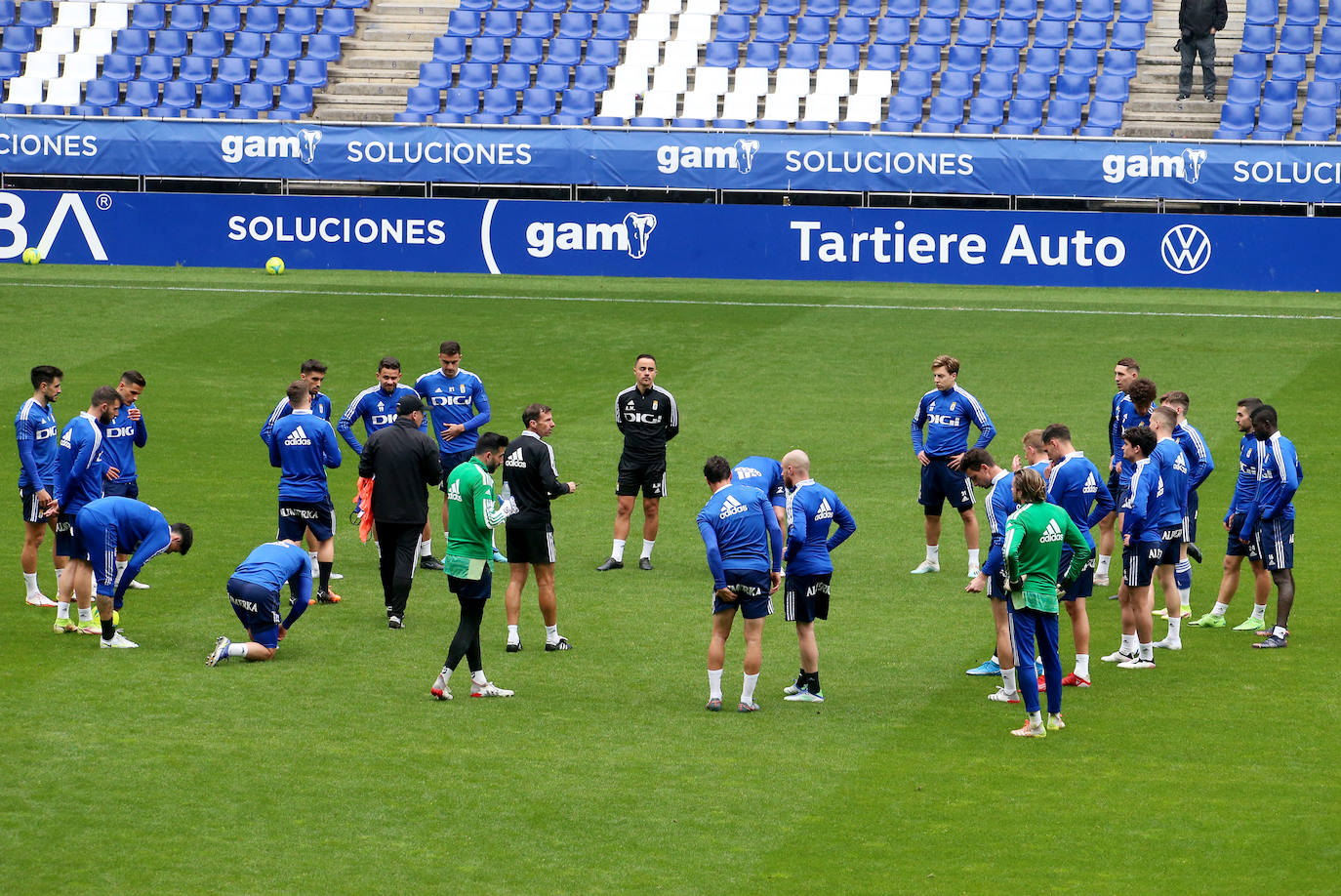 2.500 oviedistas se volcaron para animar a sus jugadores en el entrenamiento previo al partido contra el Sporting en El Molinón, y con unos futbolistas visiblemente sorprendidos por el empuje de su afición.