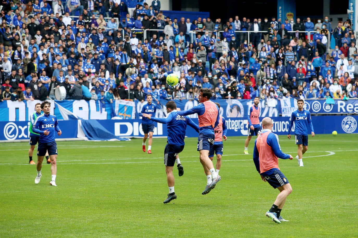 2.500 oviedistas se volcaron para animar a sus jugadores en el entrenamiento previo al partido contra el Sporting en El Molinón, y con unos futbolistas visiblemente sorprendidos por el empuje de su afición.