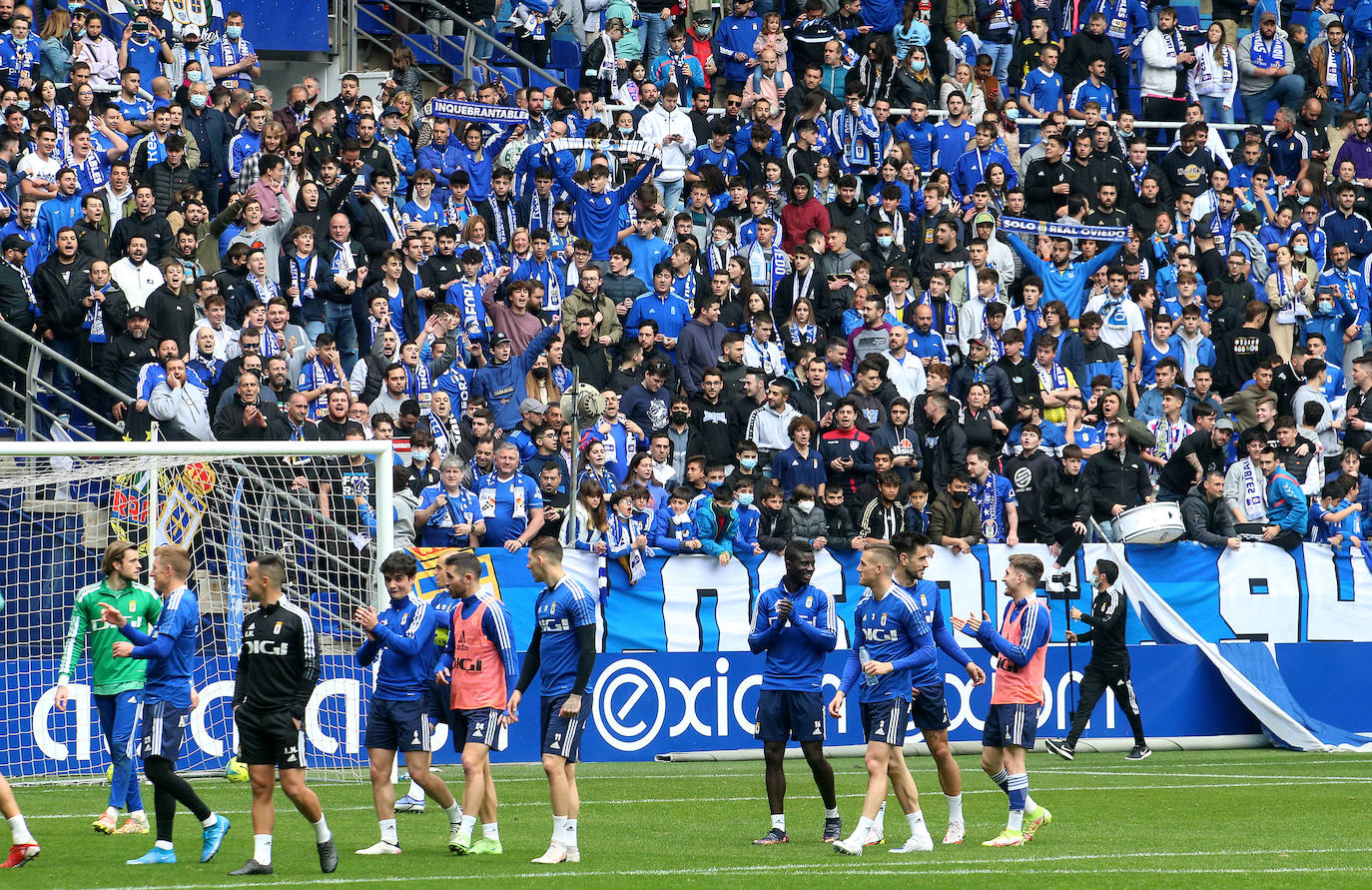 2.500 oviedistas se volcaron para animar a sus jugadores en el entrenamiento previo al partido contra el Sporting en El Molinón, y con unos futbolistas visiblemente sorprendidos por el empuje de su afición.