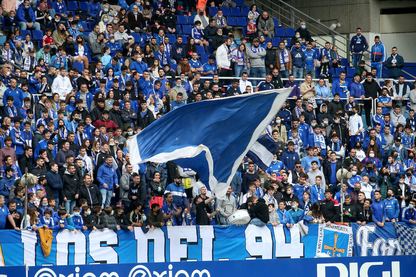 2.500 oviedistas se volcaron para animar a sus jugadores en el entrenamiento previo al partido contra el Sporting en El Molinón, y con unos futbolistas visiblemente sorprendidos por el empuje de su afición.