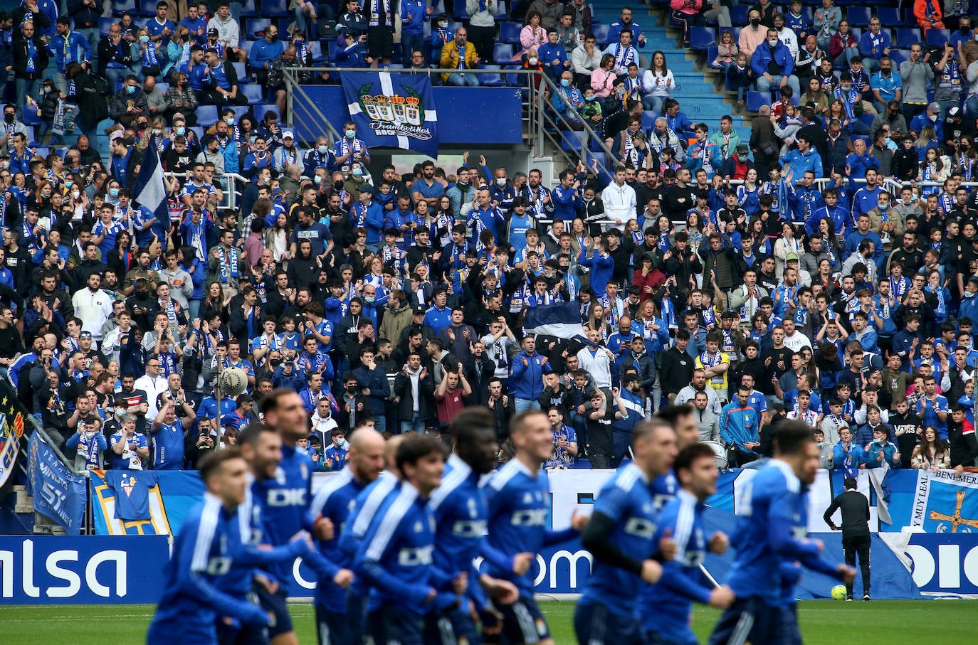 2.500 oviedistas se volcaron para animar a sus jugadores en el entrenamiento previo al partido contra el Sporting en El Molinón, y con unos futbolistas visiblemente sorprendidos por el empuje de su afición.