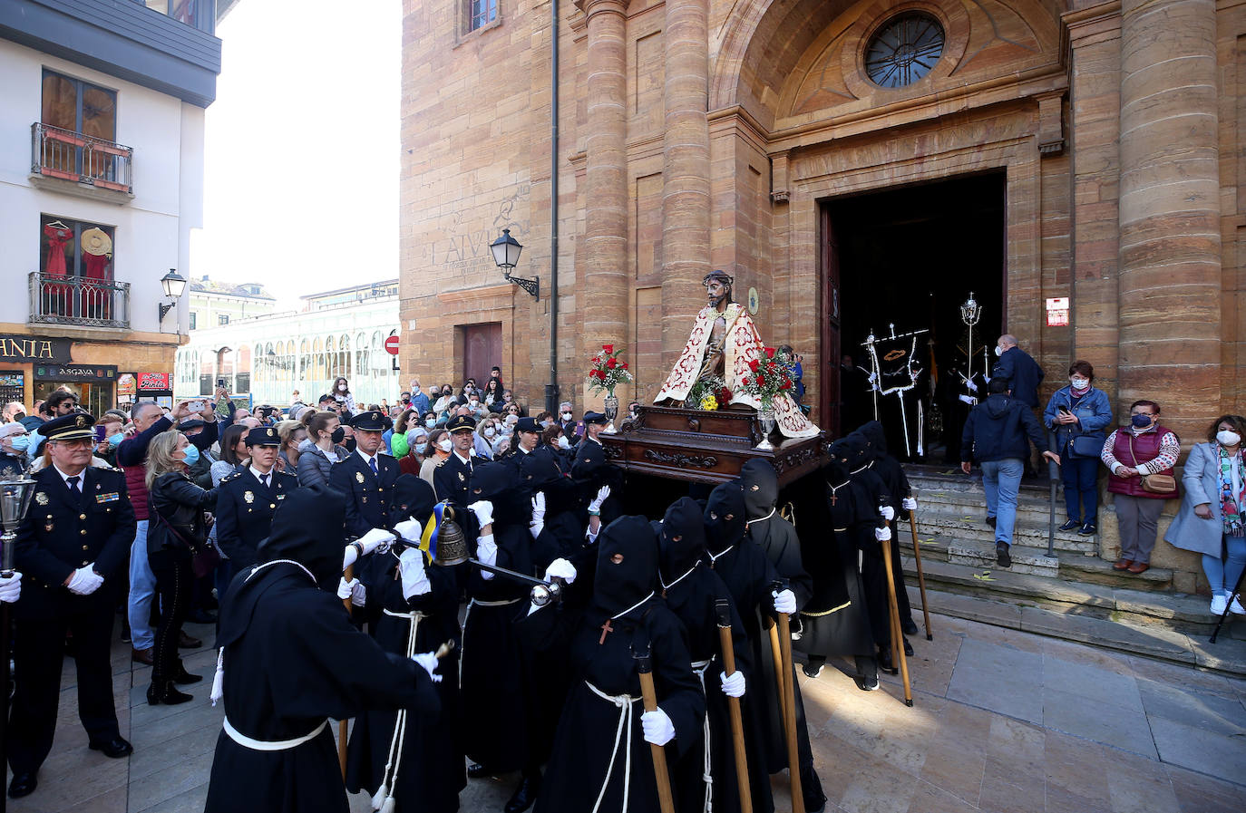 Oviedo ha celebrado la procesión del Santo Entierro, uno de los momentos más importantes de la Semana Santa asturiana. 