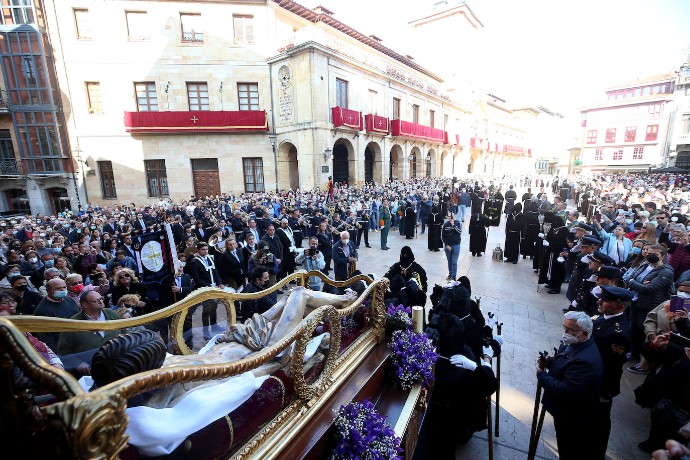 Oviedo ha celebrado la procesión del Santo Entierro, uno de los momentos más importantes de la Semana Santa asturiana. 
