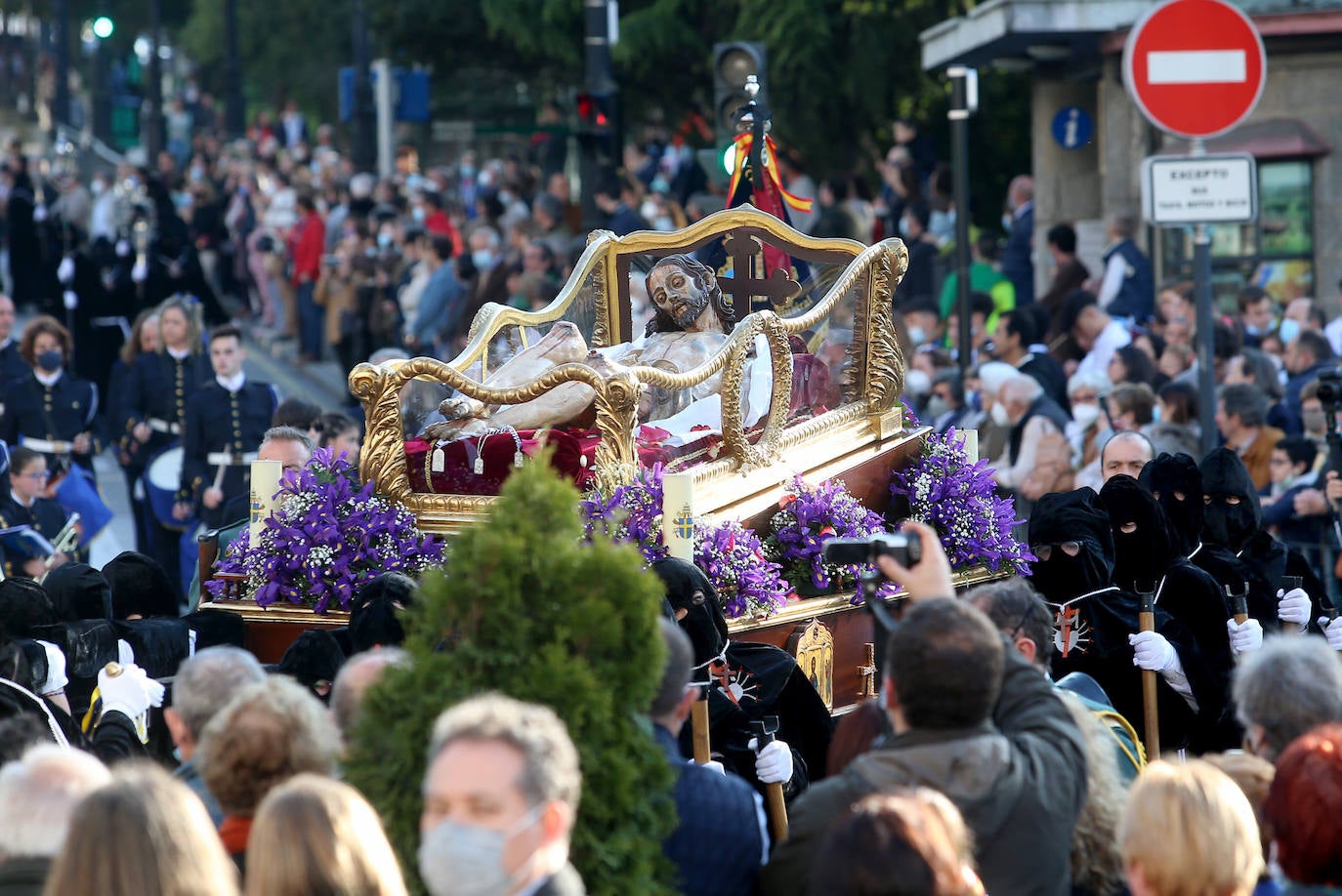 Oviedo ha celebrado la procesión del Santo Entierro, uno de los momentos más importantes de la Semana Santa asturiana. 