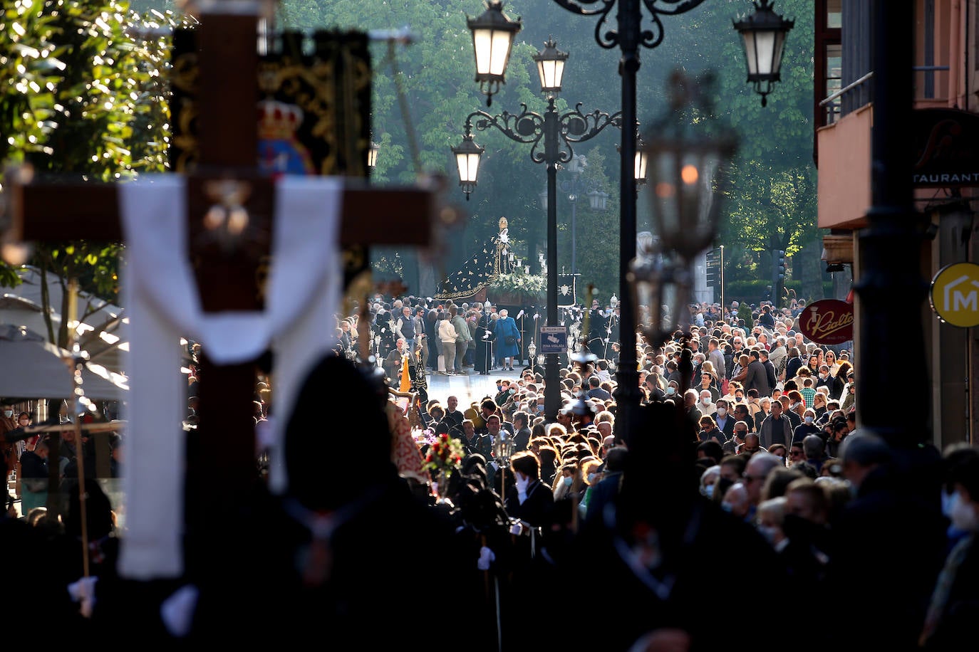 Oviedo ha celebrado la procesión del Santo Entierro, uno de los momentos más importantes de la Semana Santa asturiana. 
