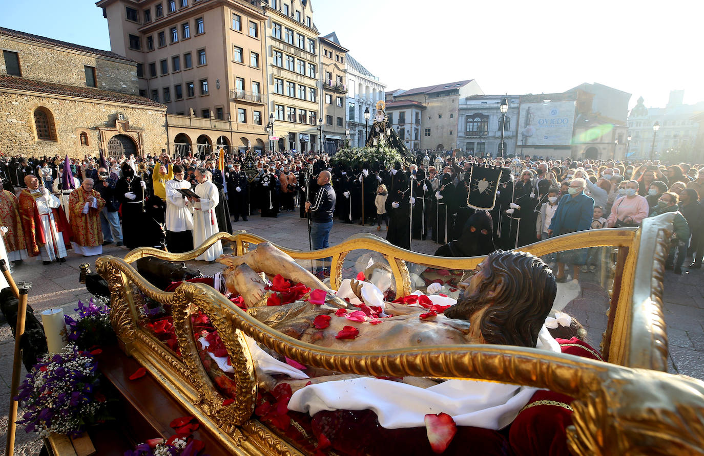 Oviedo ha celebrado la procesión del Santo Entierro, uno de los momentos más importantes de la Semana Santa asturiana. 