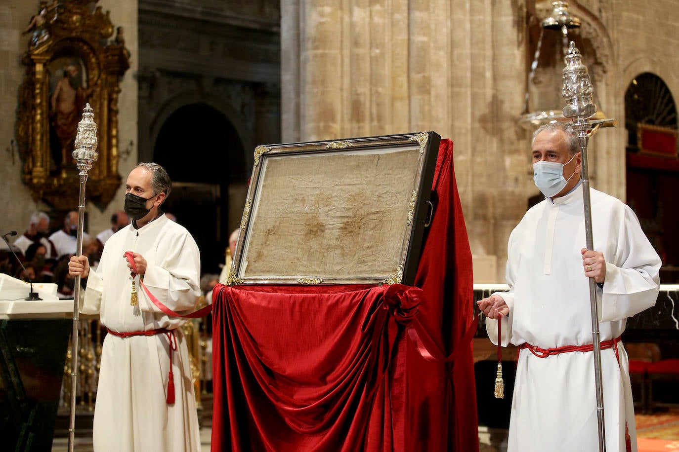 Oviedo ha celebrado la procesión del Santo Entierro, uno de los momentos más importantes de la Semana Santa asturiana. 