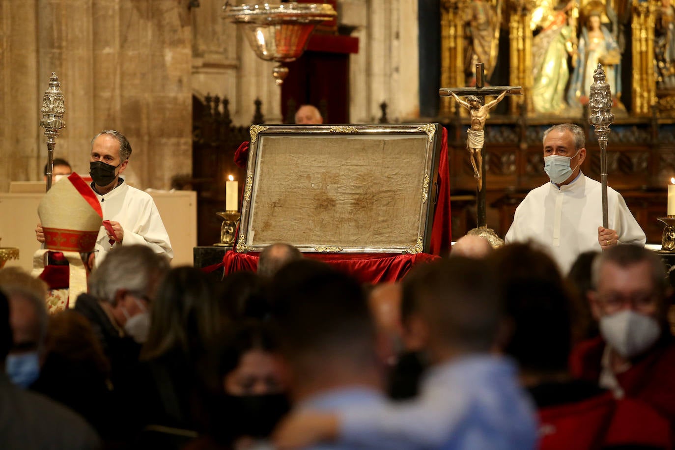 Oviedo ha celebrado la procesión del Santo Entierro, uno de los momentos más importantes de la Semana Santa asturiana. 