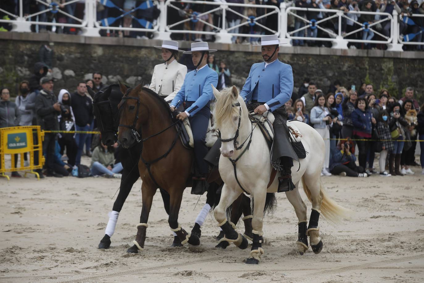 Tras dos años de parón debido a la pandemia, la playa riosellana de Santa Marina vuelve a ser el escenario de la 31 edición de las Carreras de Caballos. Las dos competiciones ecuestres que se celebran este viernes y el sábado cuentan con la participación de más de una treintena de caballos procedentes de Asturias, Galicia, Cantabria y País Vasco. Una prueba hípica de referencia en el norte de España y declarada de interés turístico regional.