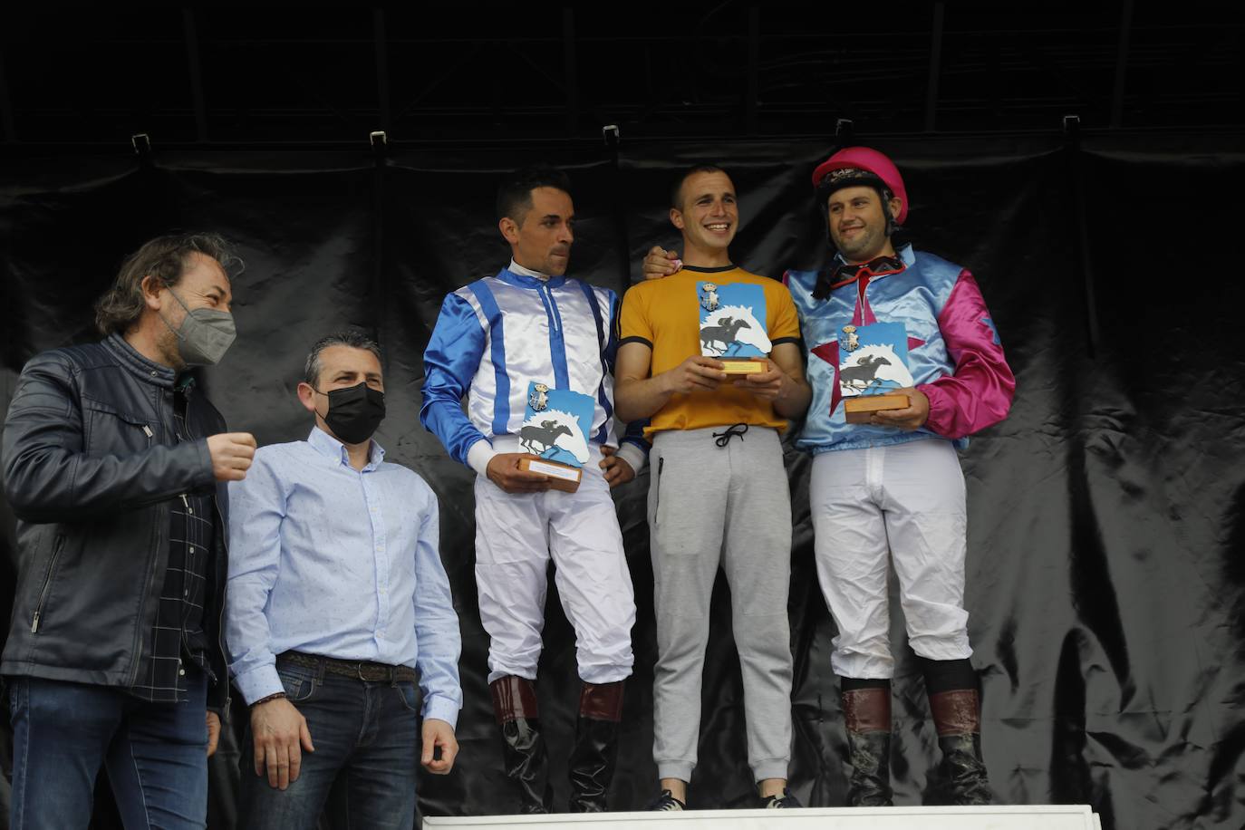 Tras dos años de parón debido a la pandemia, la playa riosellana de Santa Marina vuelve a ser el escenario de la 31 edición de las Carreras de Caballos. Las dos competiciones ecuestres que se celebran este viernes y el sábado cuentan con la participación de más de una treintena de caballos procedentes de Asturias, Galicia, Cantabria y País Vasco. Una prueba hípica de referencia en el norte de España y declarada de interés turístico regional.